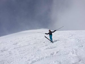 雪山でスキー中。楽しそうです。